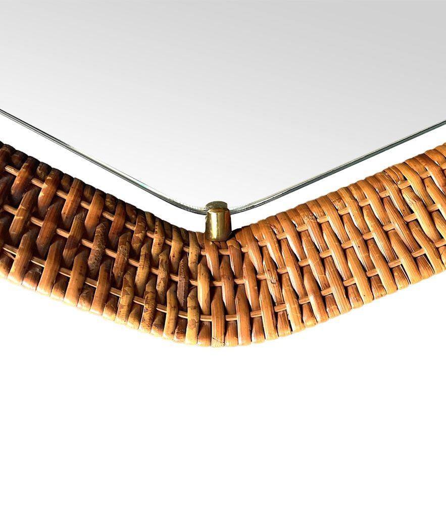 Un delizioso specchio italiano degli anni '50 con cornice in rattan e ottone e cinghia di cuoio per appenderlo in vendita 6