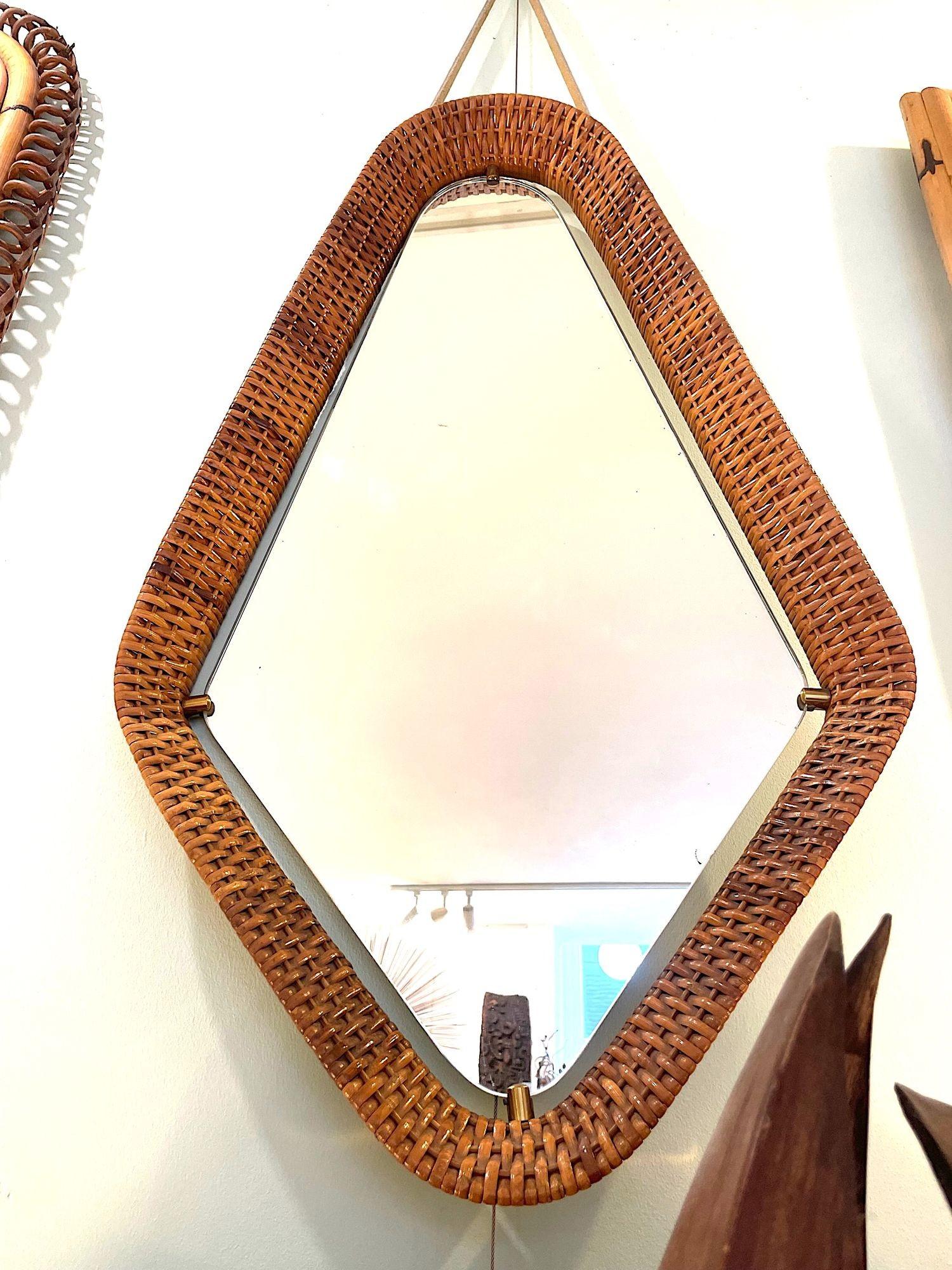 Un delizioso specchio italiano degli anni '50 con cornice in rattan e ottone e cinghia di cuoio per appenderlo in vendita 9