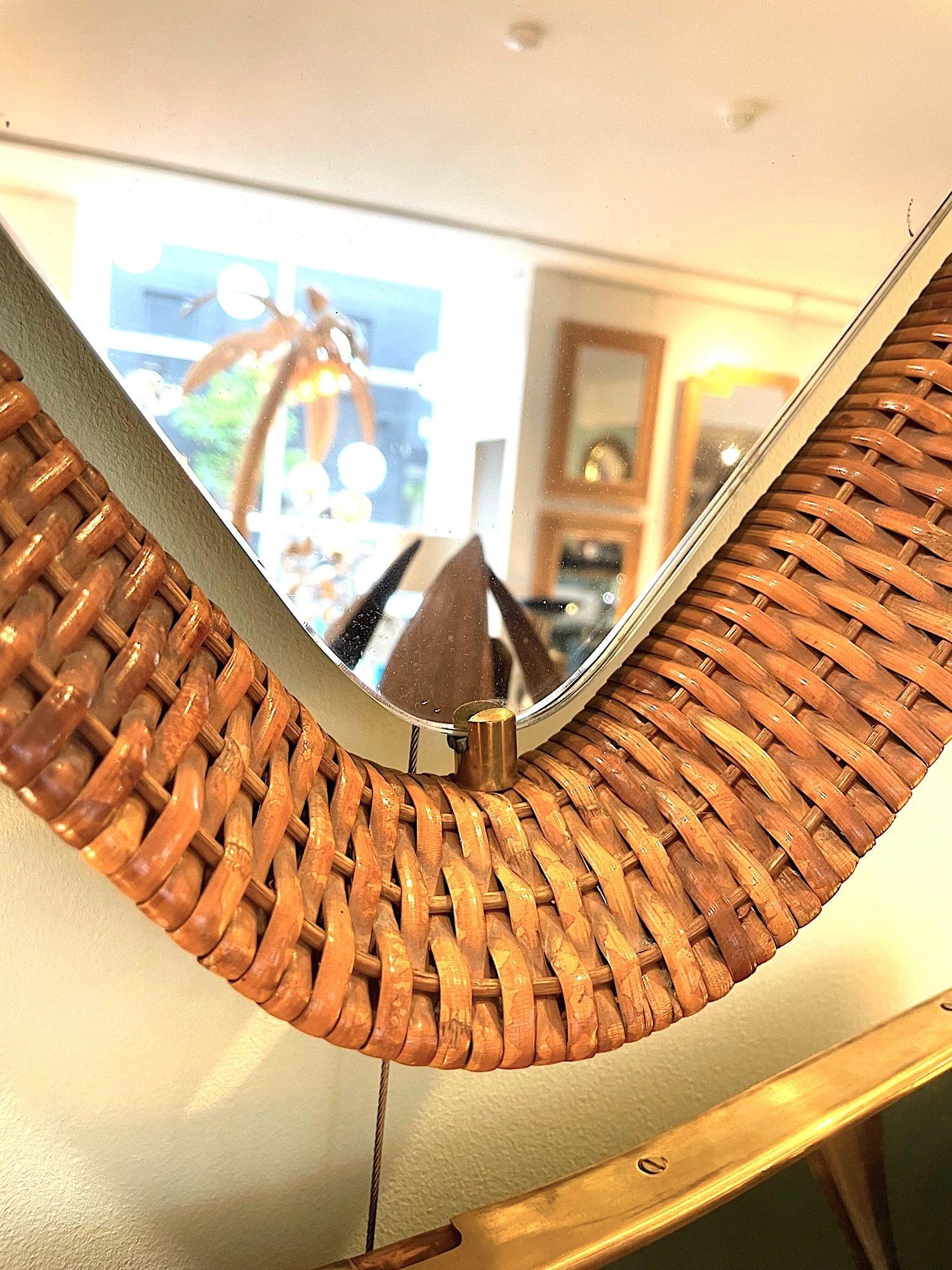 Un delizioso specchio italiano degli anni '50 con cornice in rattan e ottone e cinghia di cuoio per appenderlo in vendita 10