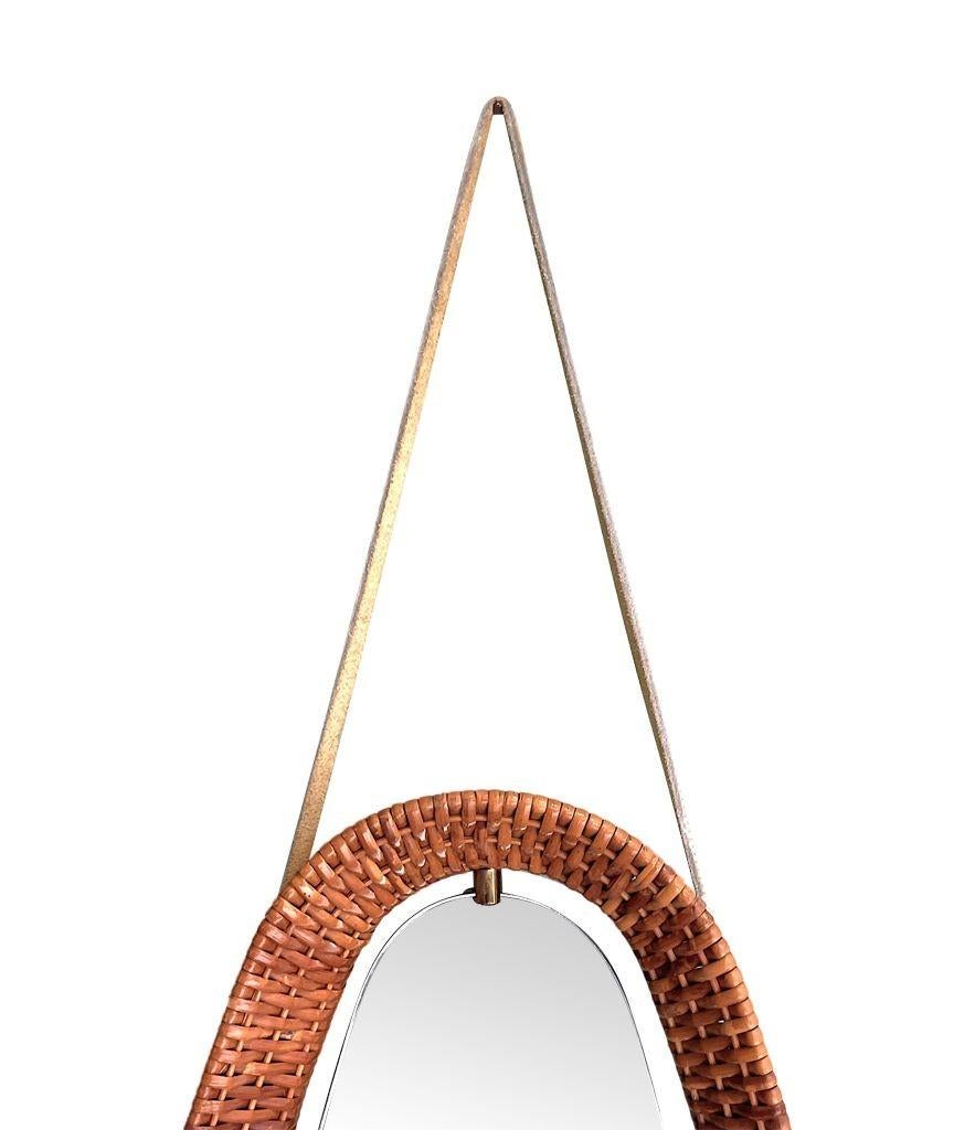 Un delizioso specchio italiano degli anni '50 con cornice in rattan e ottone e cinghia di cuoio per appenderlo in vendita 11