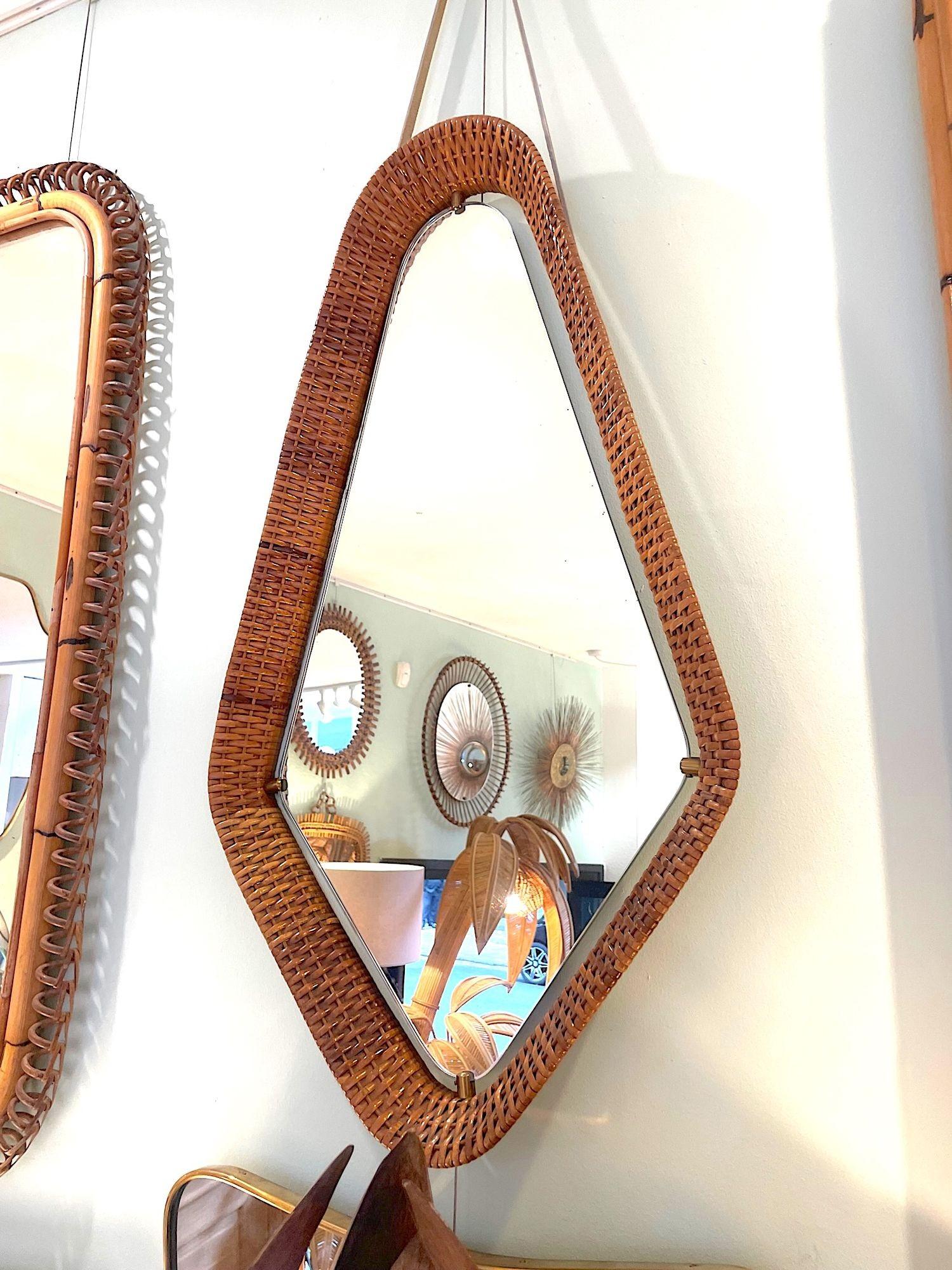 Un insolito specchio italiano degli anni '50 a forma di diamante in rattan intrecciato e con cornice in ottone, con cinghia di sospensione in pelle