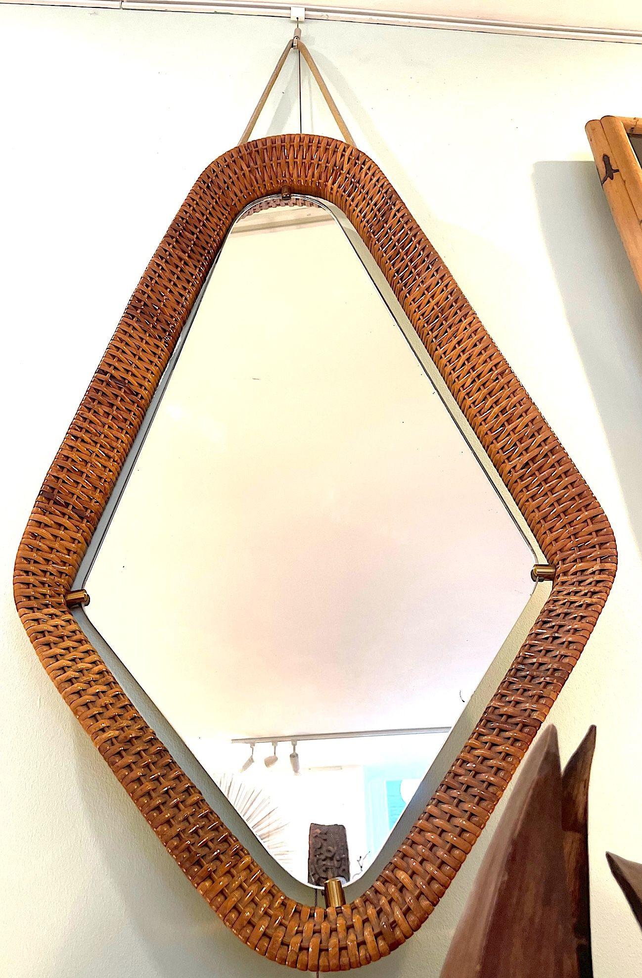 Un delizioso specchio italiano degli anni '50 con cornice in rattan e ottone e cinghia di cuoio per appenderlo in vendita 13