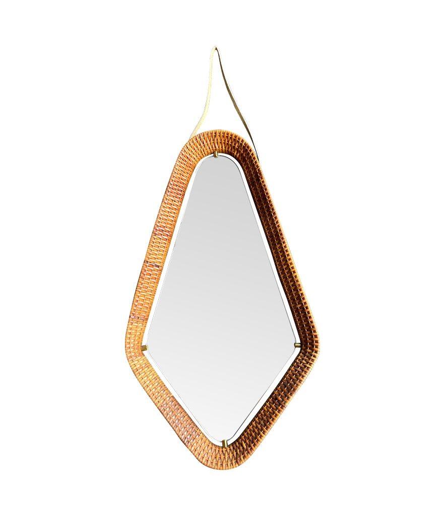 Mid-Century moderno Un delizioso specchio italiano degli anni '50 con cornice in rattan e ottone e cinghia di cuoio per appenderlo in vendita