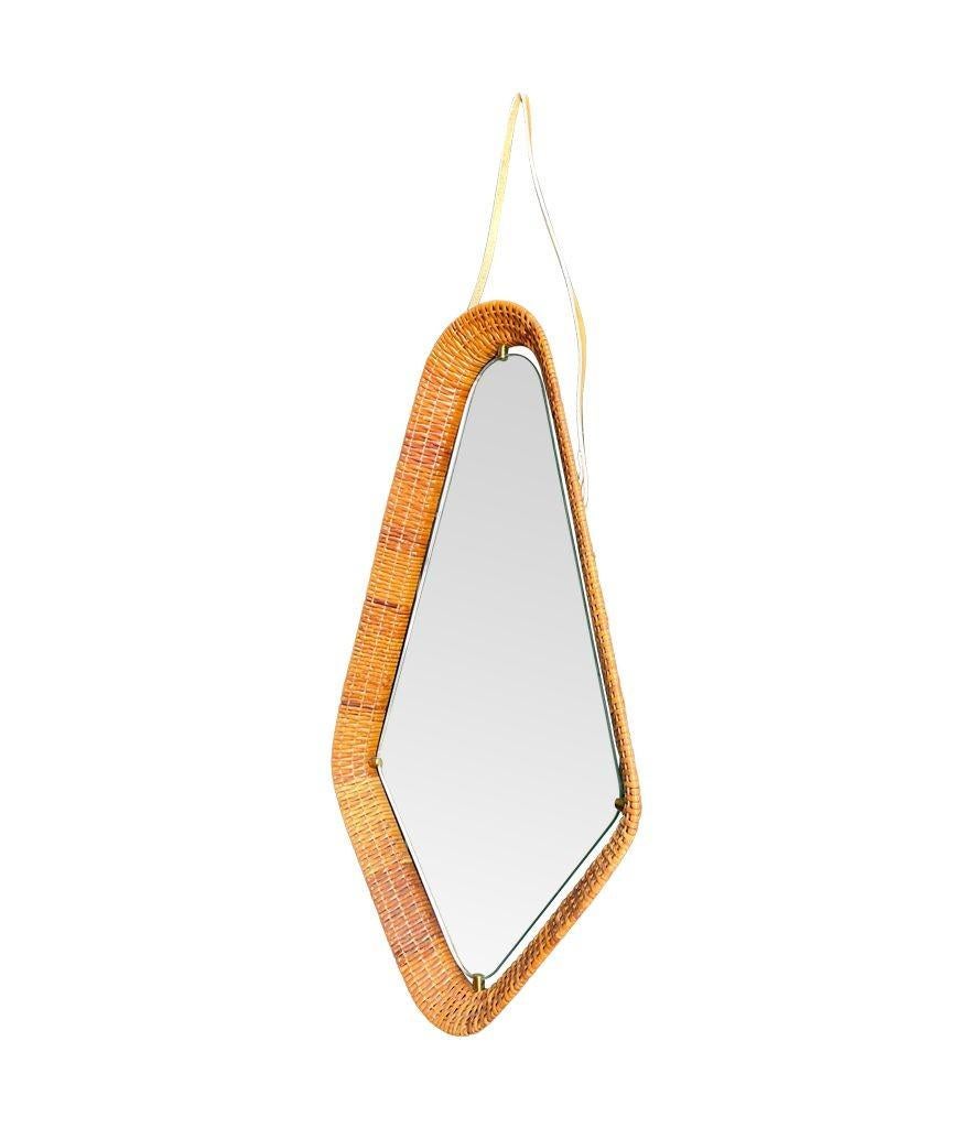Metà XX secolo Un delizioso specchio italiano degli anni '50 con cornice in rattan e ottone e cinghia di cuoio per appenderlo in vendita