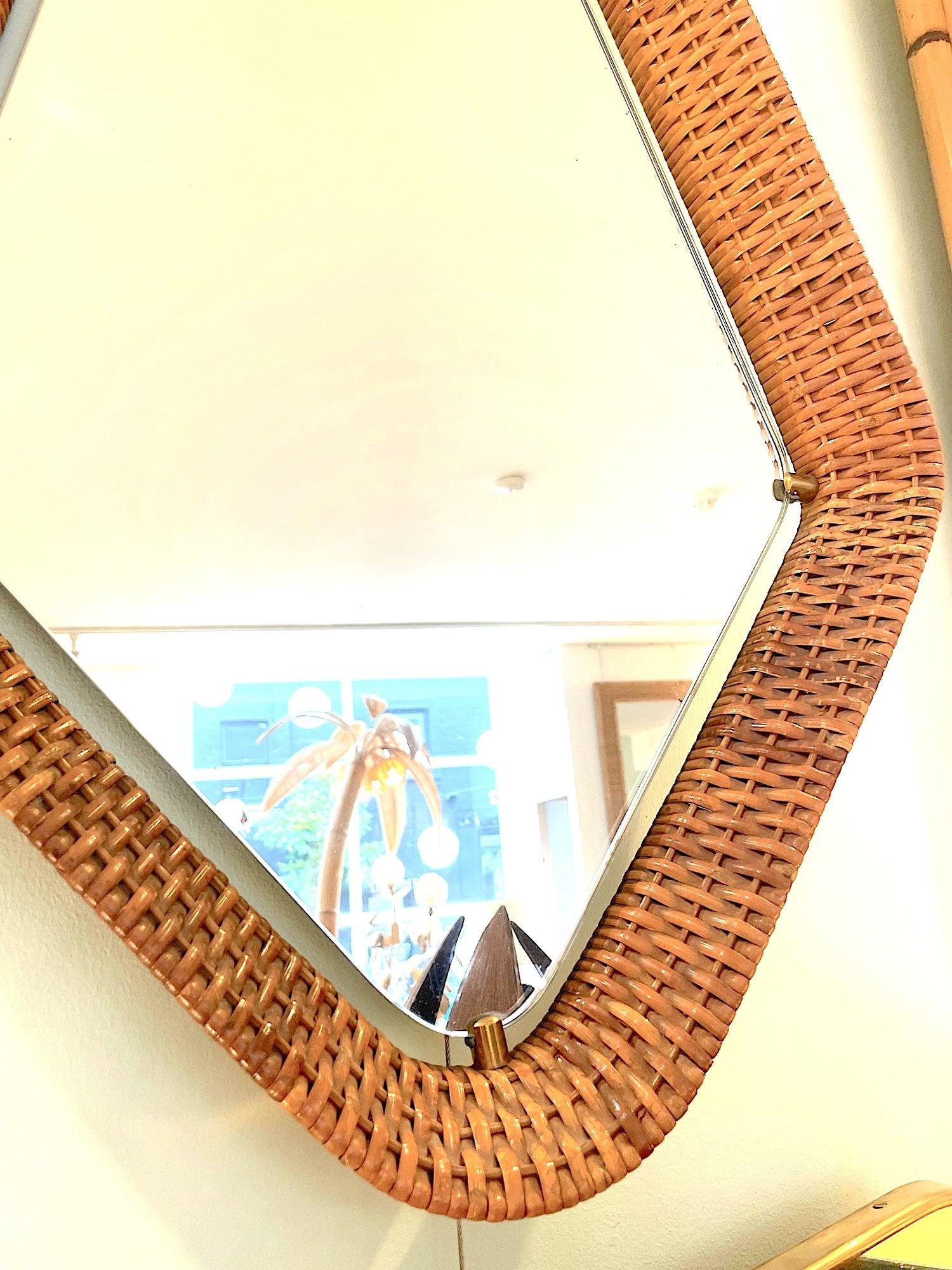 Ottone Un delizioso specchio italiano degli anni '50 con cornice in rattan e ottone e cinghia di cuoio per appenderlo in vendita