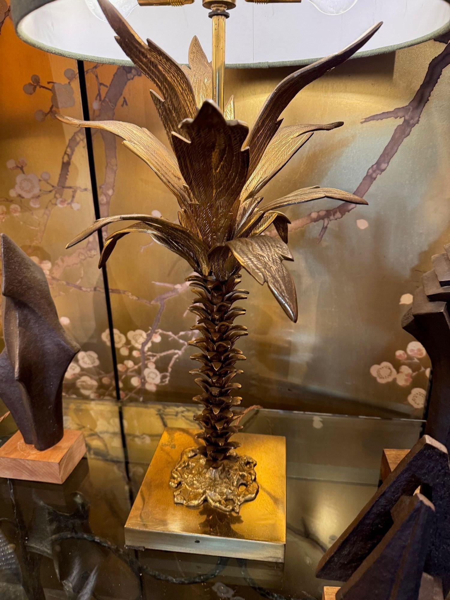 Eine schöne große französische Palmenlampe aus den 1950er Jahren mit maßgeschneidertem grünem Leinenschirm im Zustand „Gut“ im Angebot in London, GB