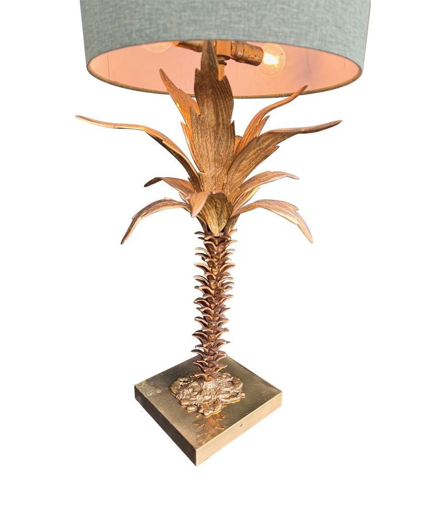 Eine schöne große französische Palmenlampe aus den 1950er Jahren mit maßgeschneidertem grünem Leinenschirm (Messing) im Angebot