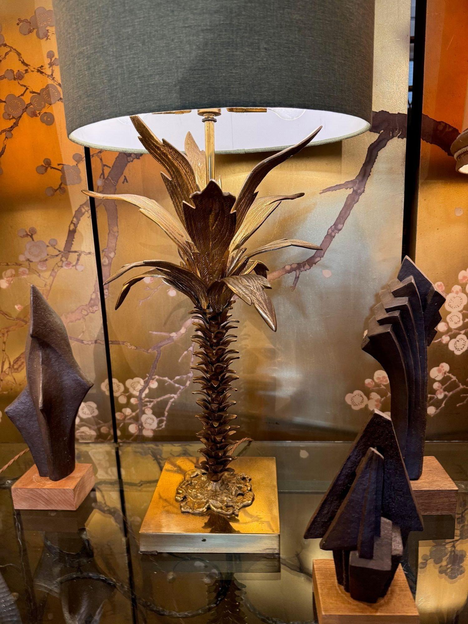 Eine schöne große französische Palmenlampe aus den 1950er Jahren mit maßgeschneidertem grünem Leinenschirm im Angebot 1