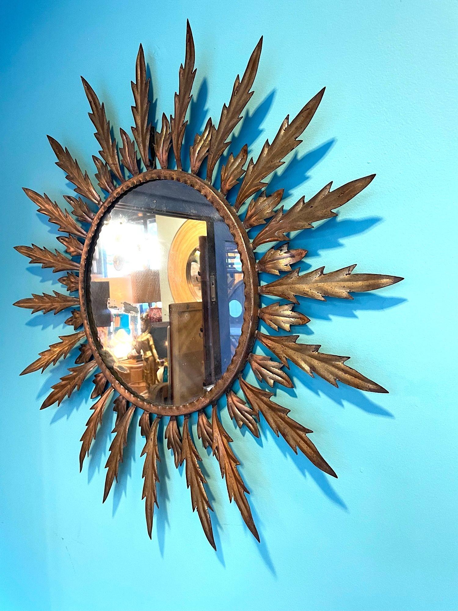 Mid-Century Modern Un grand miroir italien des années 1950 en métal doré avec des rayons de soleil en vente