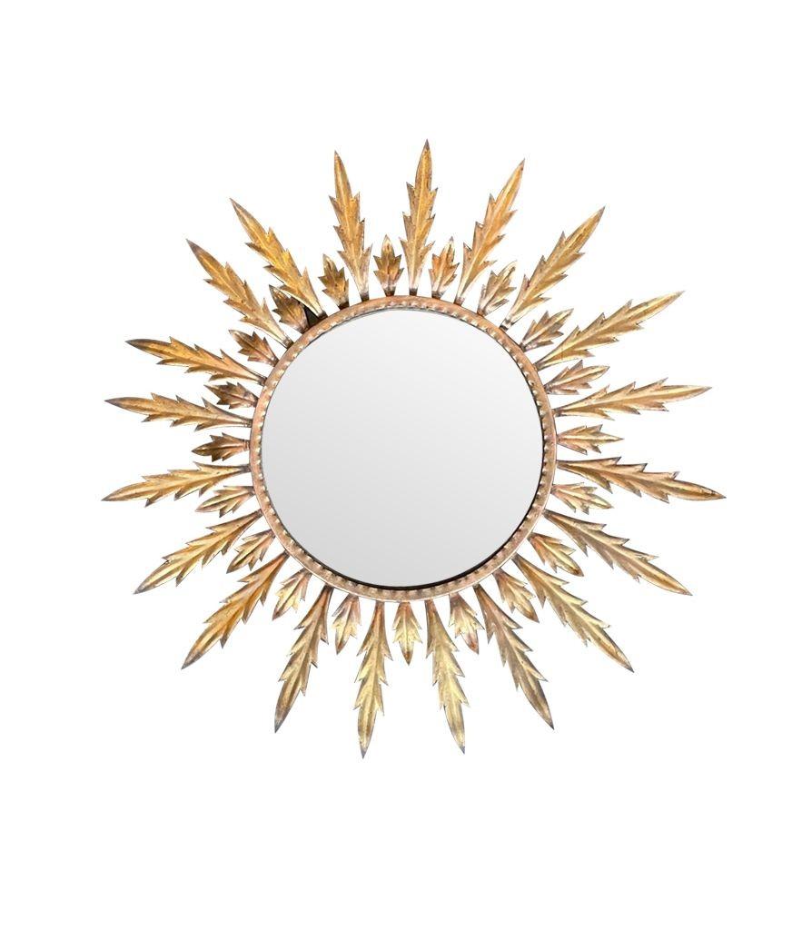 Milieu du XXe siècle Un grand miroir italien des années 1950 en métal doré avec des rayons de soleil en vente