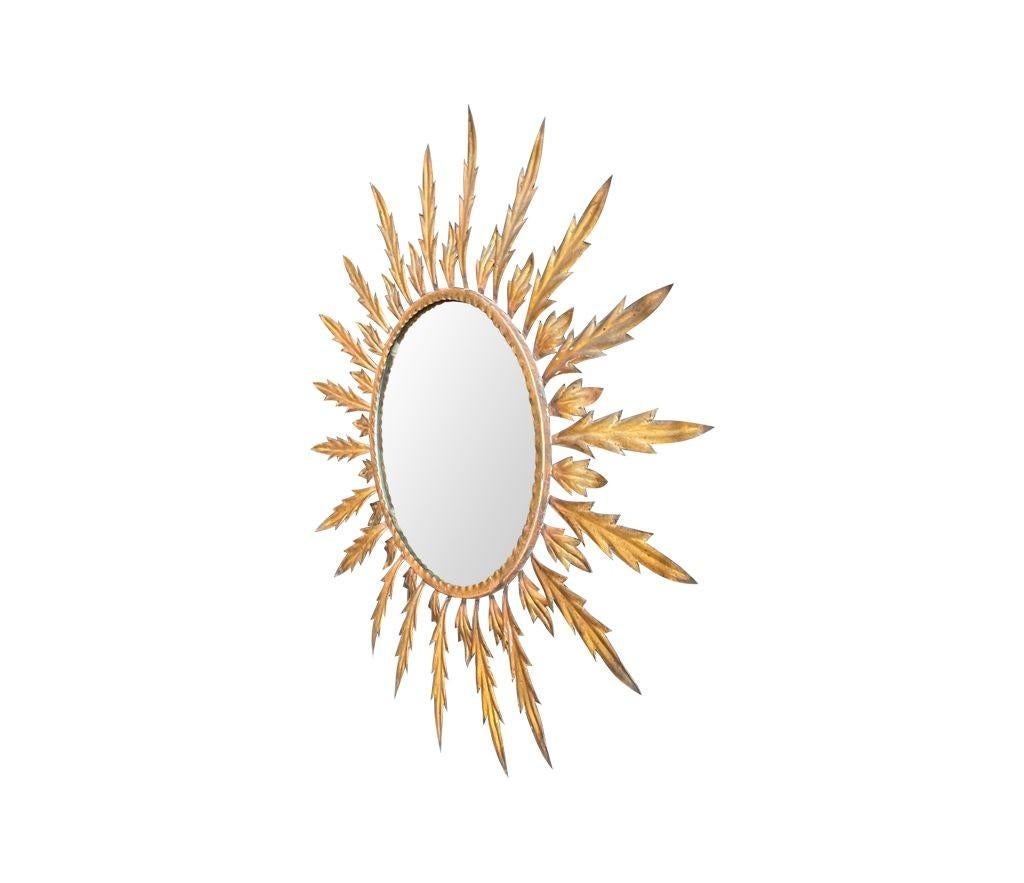 Métal Un grand miroir italien des années 1950 en métal doré avec des rayons de soleil en vente