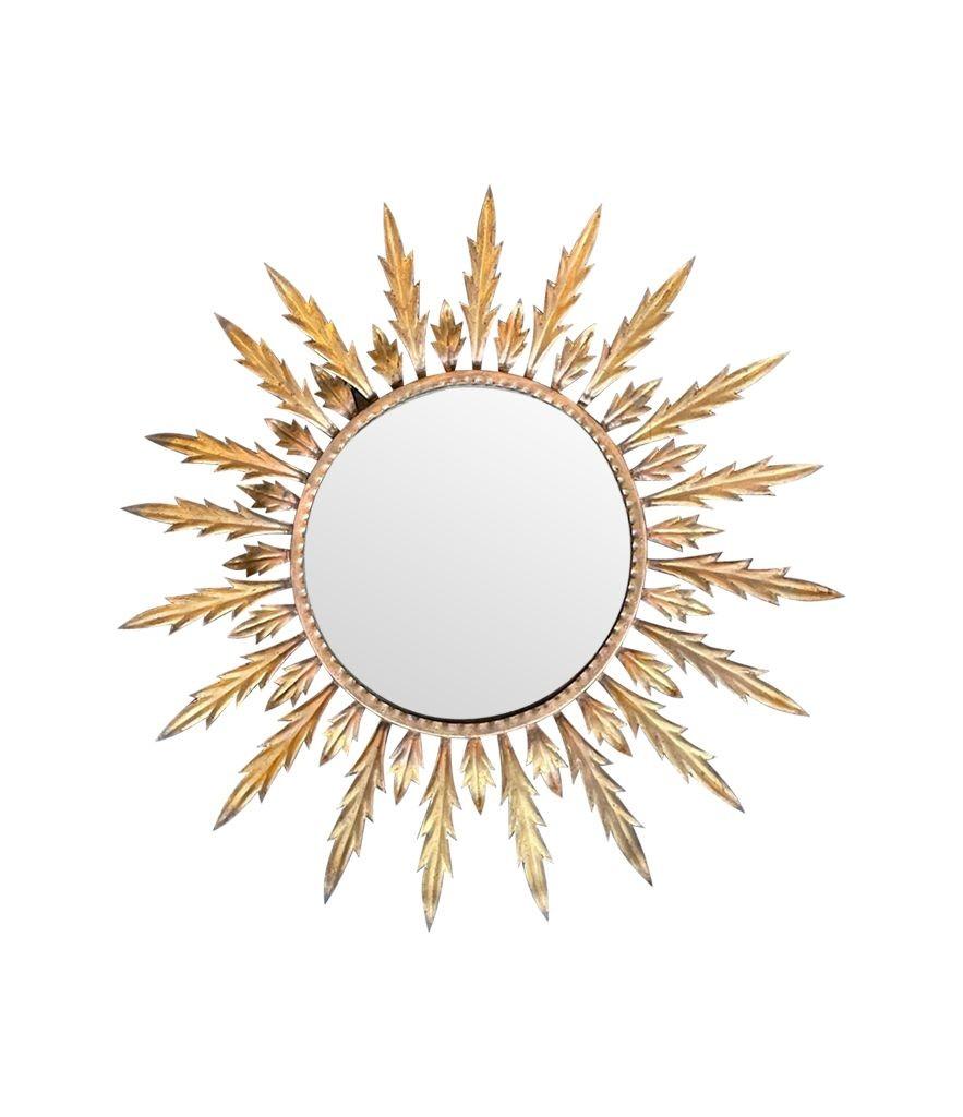 Un grand miroir italien des années 1950 en métal doré avec des rayons de soleil en vente 1