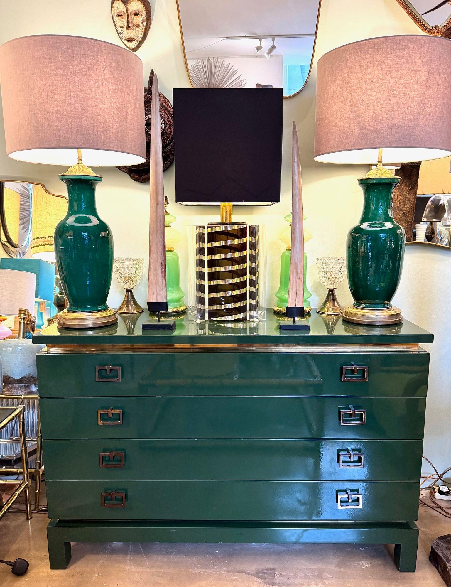 Une belle paire de lampes vases italiennes des années 1950 à glaçure craquelée verte avec des bases solides en laiton et des détails ornementaux en laiton sur le dessus. Il s'agit de lampes solides et lourdes de très bonne qualité, d'une magnifique