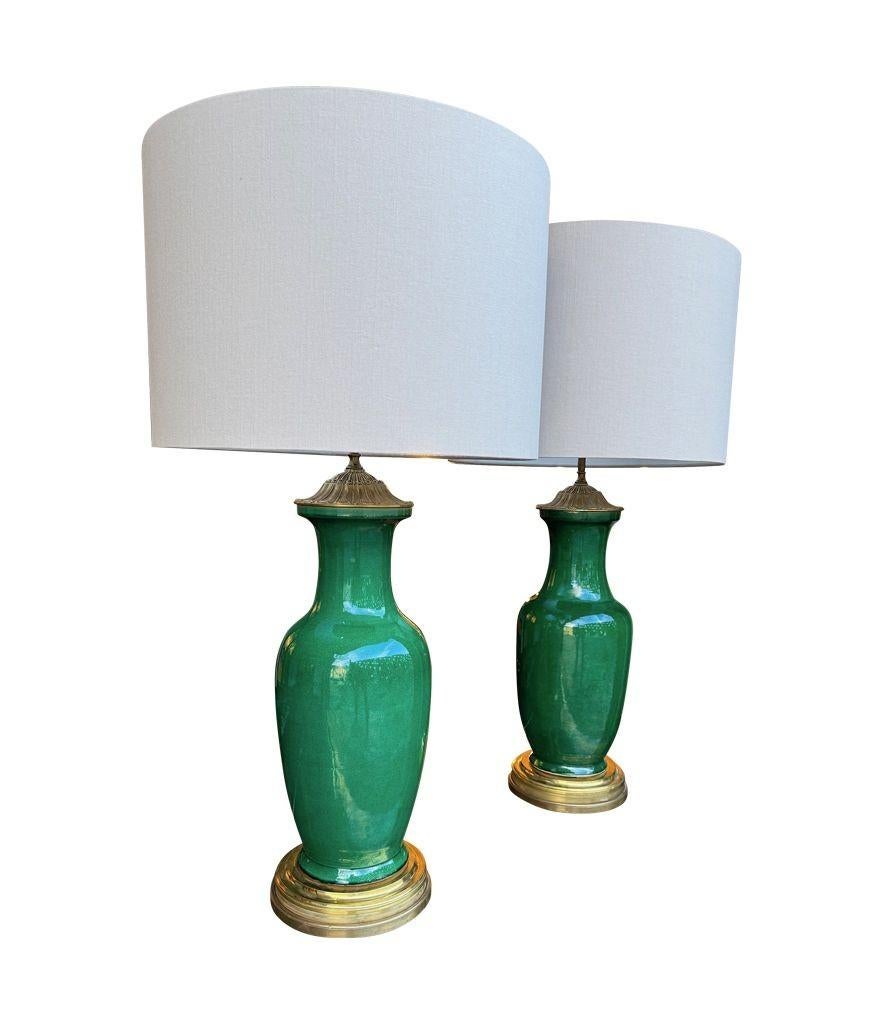 Mid-Century Modern Une belle paire de lampes-vases italiennes à glaçure craquelée verte des années 1950 en vente