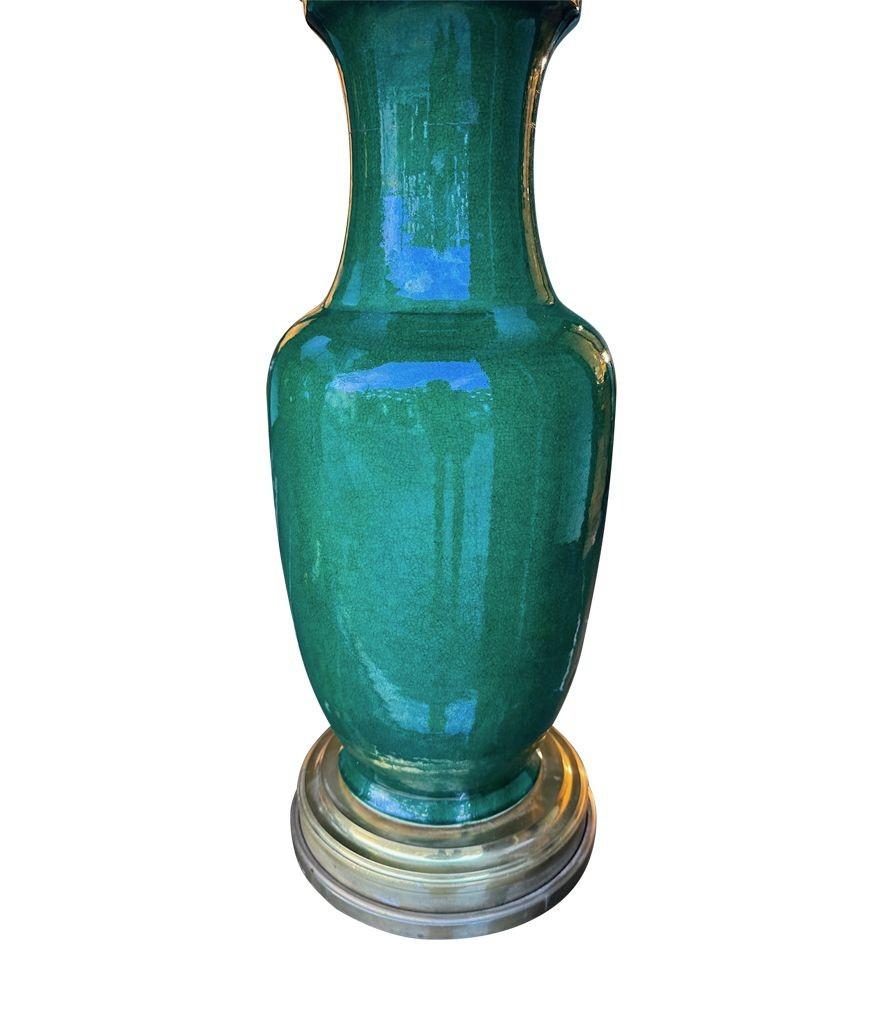 Laiton Une belle paire de lampes-vases italiennes à glaçure craquelée verte des années 1950 en vente
