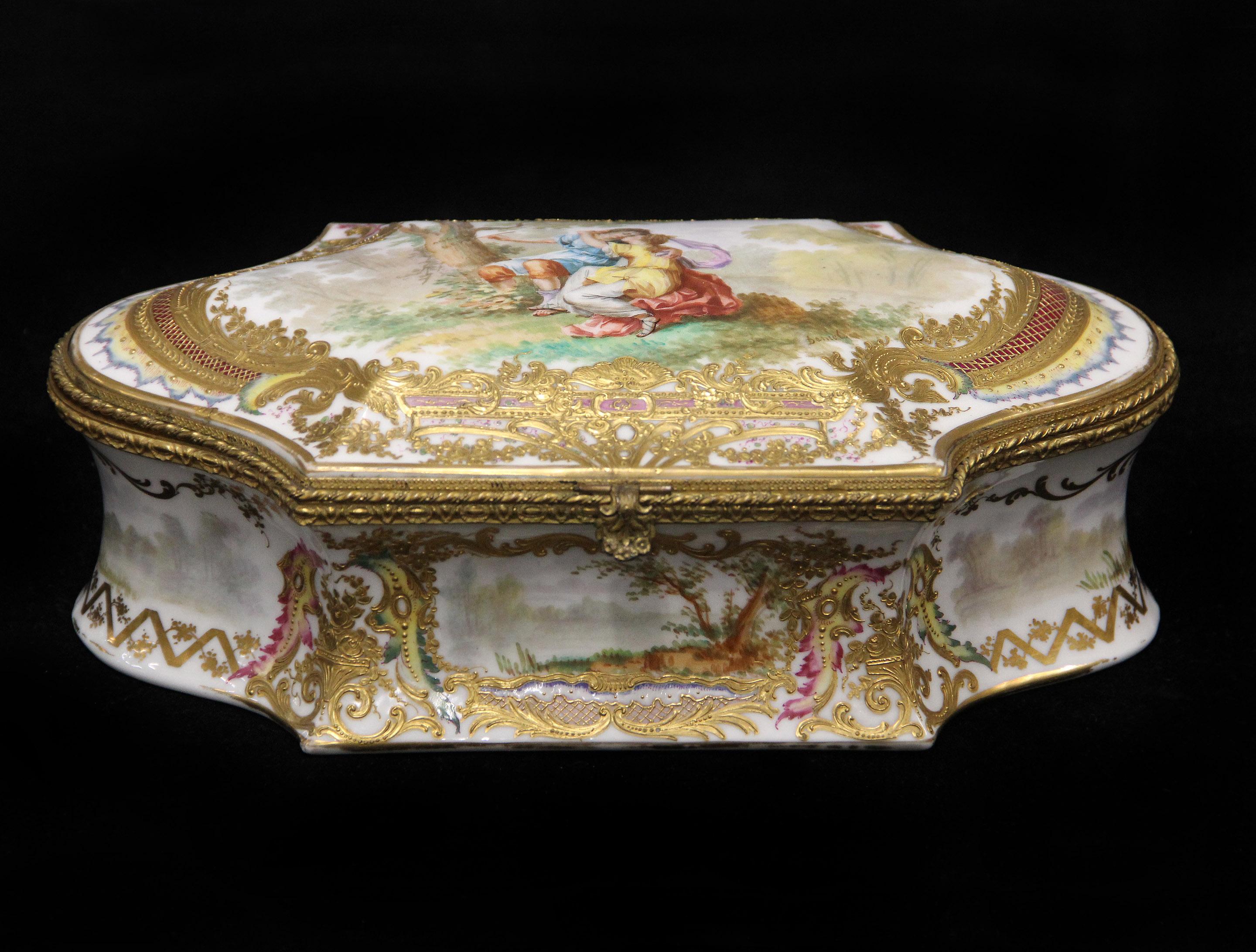 Magnifique boîte en porcelaine blanche et dorée de style Sèvres de la fin du XIXe siècle

Cette grande boîte en porcelaine française très décorée présente un décor élaboré de volutes et de dorures en relief, une belle scène romantique peinte d'un