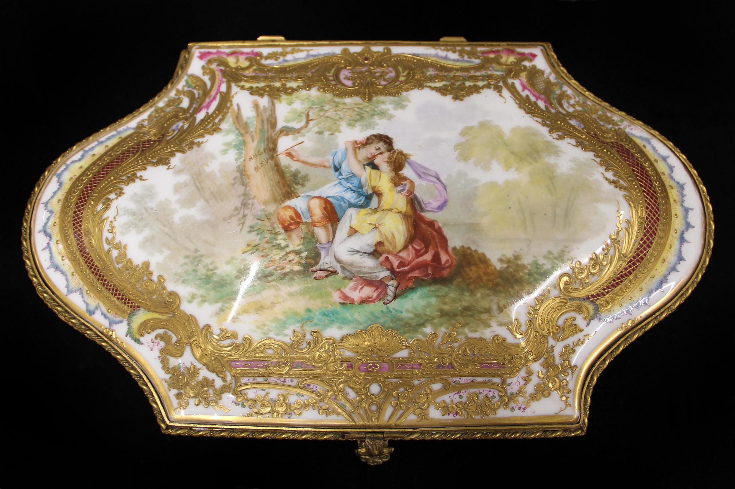 Belle Époque Magnifique boîte en porcelaine blanche et dorée de style Sèvres de la fin du XIXe siècle en vente