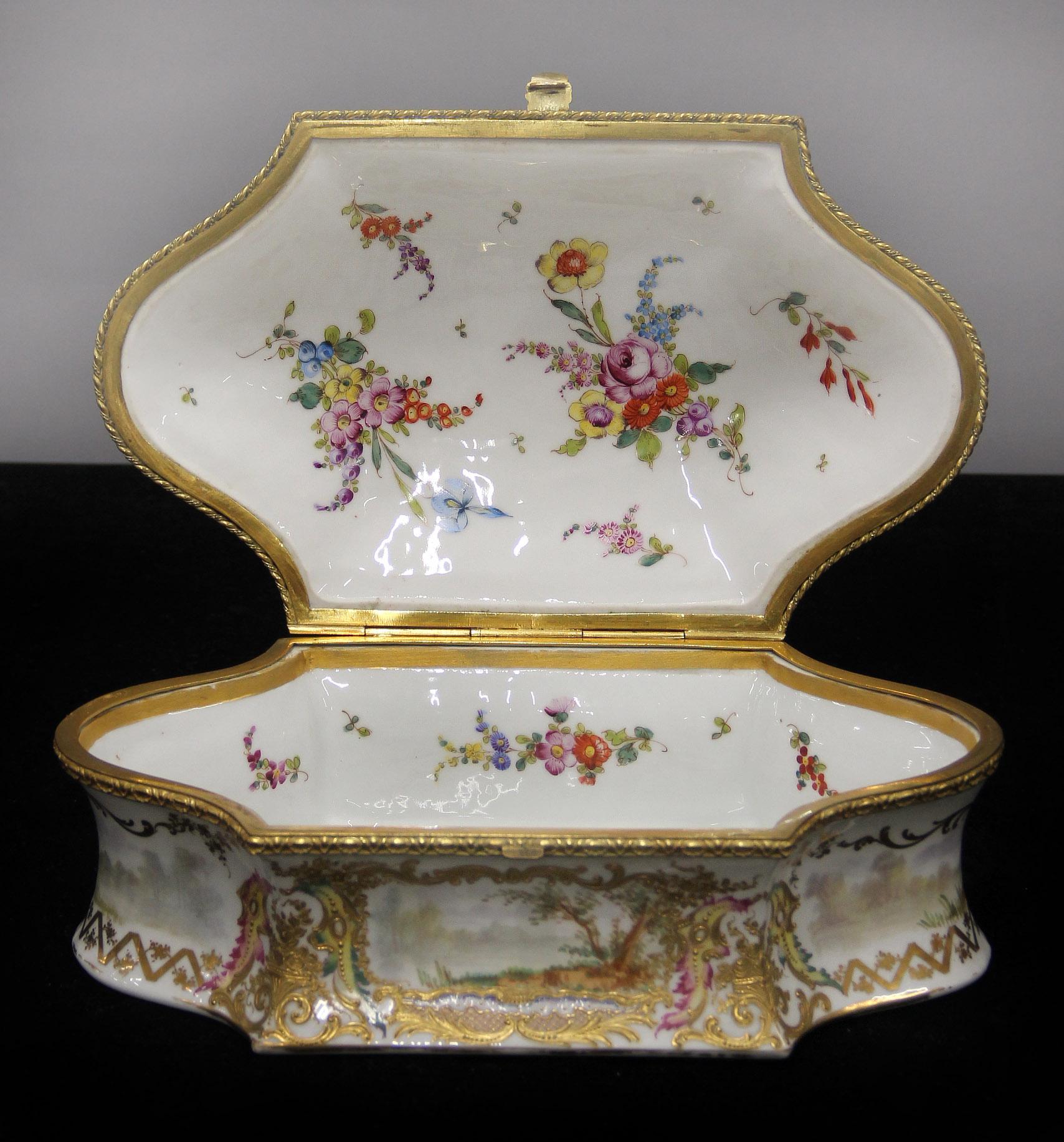 Français Magnifique boîte en porcelaine blanche et dorée de style Sèvres de la fin du XIXe siècle en vente