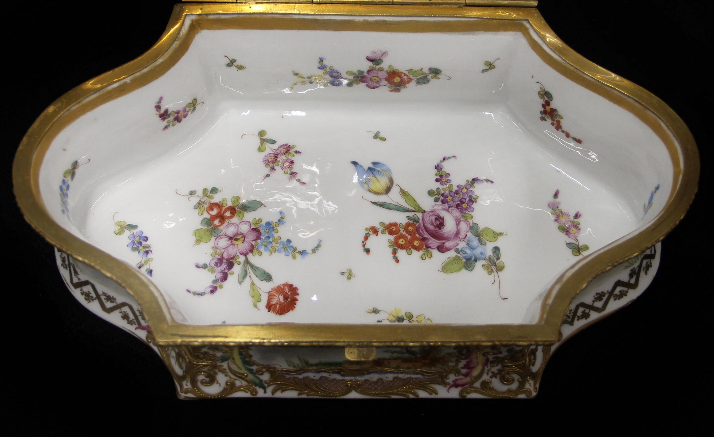 Doré Magnifique boîte en porcelaine blanche et dorée de style Sèvres de la fin du XIXe siècle en vente