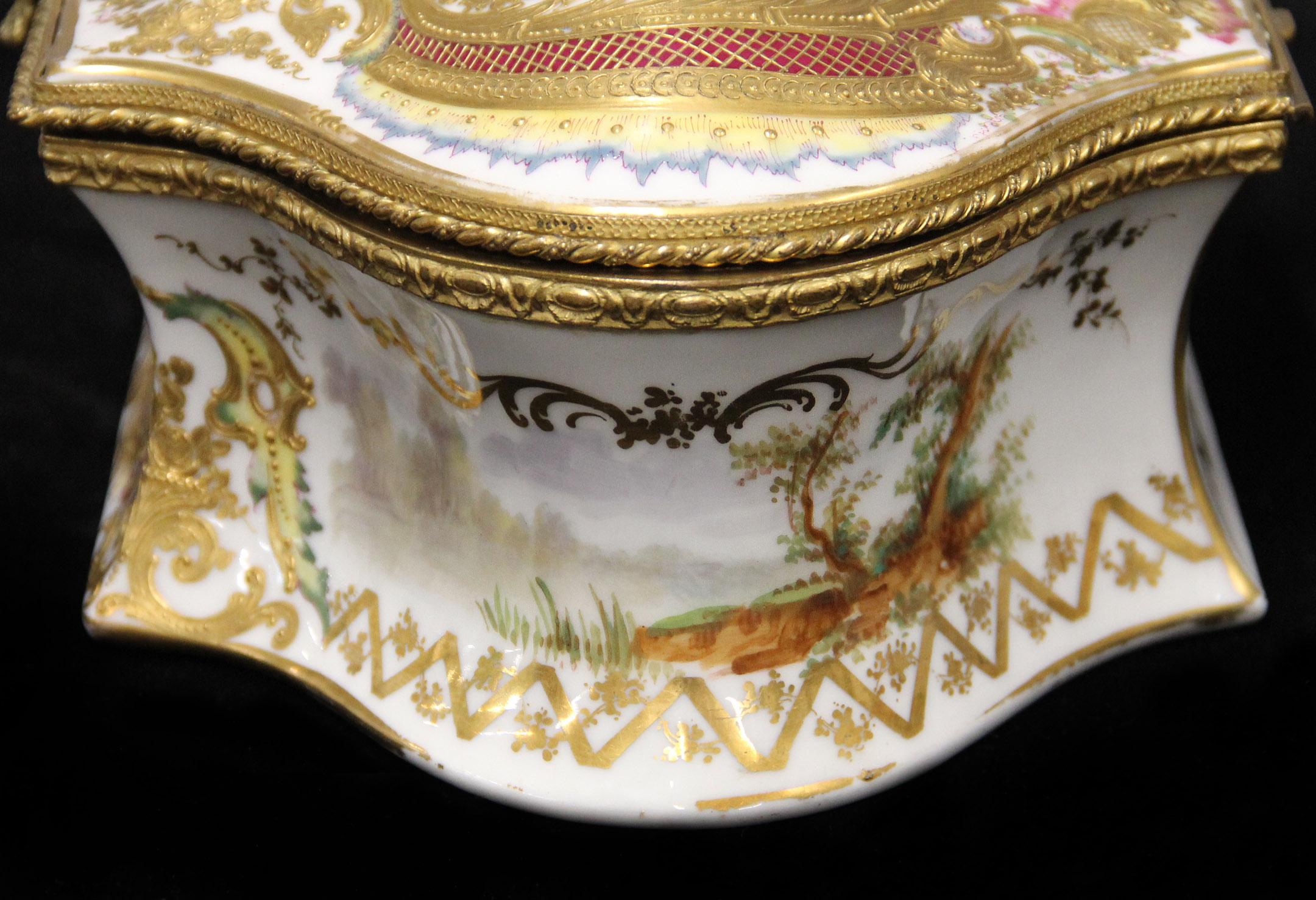 Magnifique boîte en porcelaine blanche et dorée de style Sèvres de la fin du XIXe siècle Bon état - En vente à Long Island City, NY