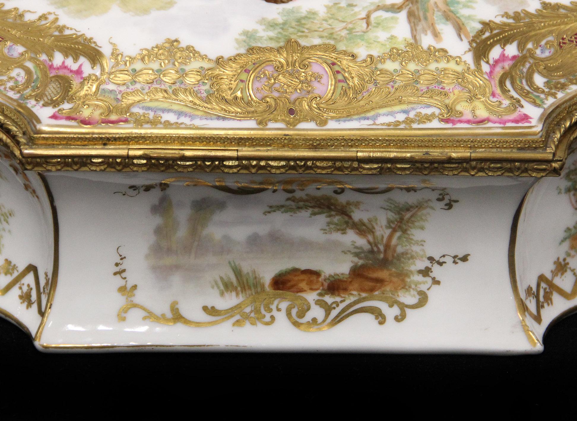 Bronze Magnifique boîte en porcelaine blanche et dorée de style Sèvres de la fin du XIXe siècle en vente