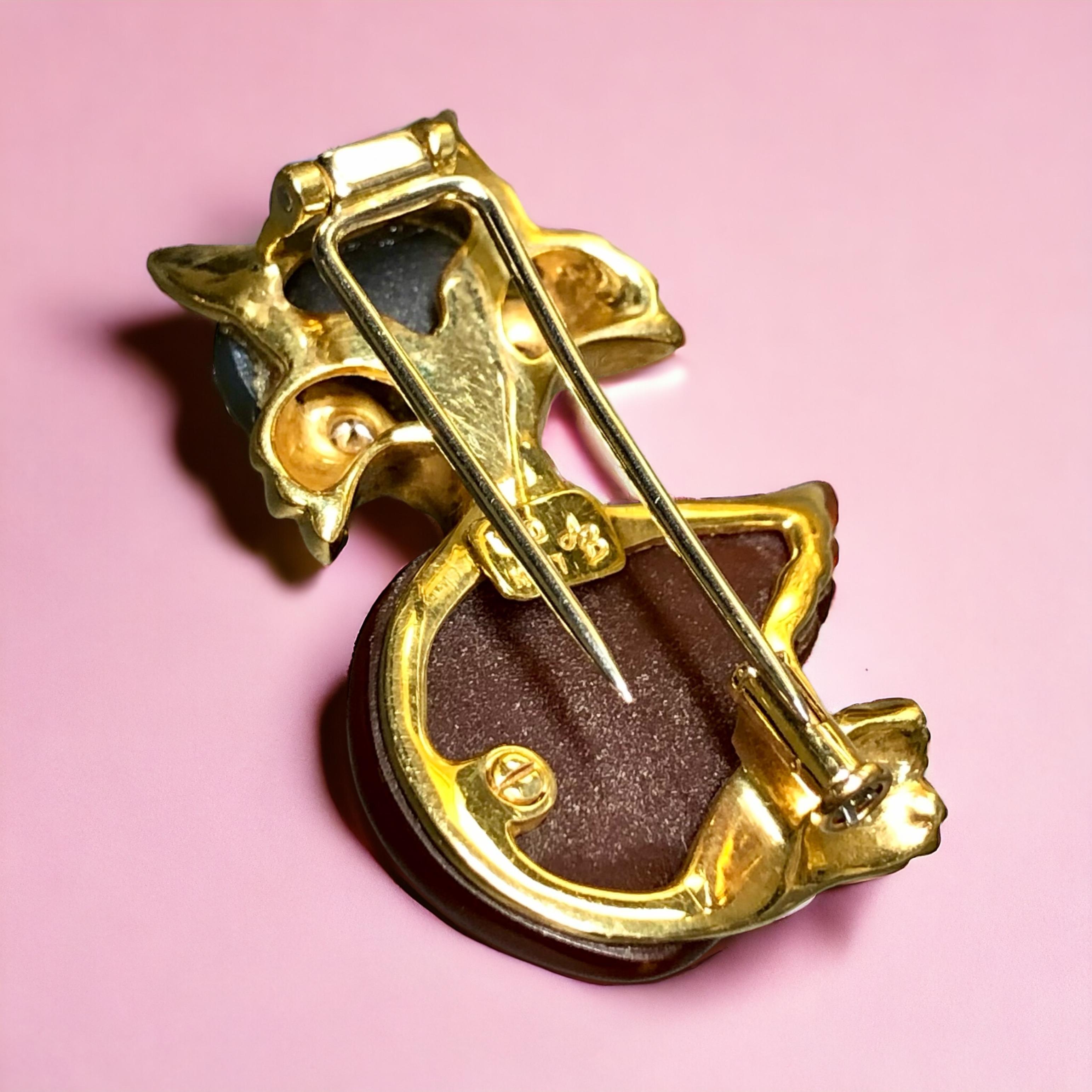Retro A lovely little fox brooch hand crafted in 18K yellow gold and set with carved For Sale
