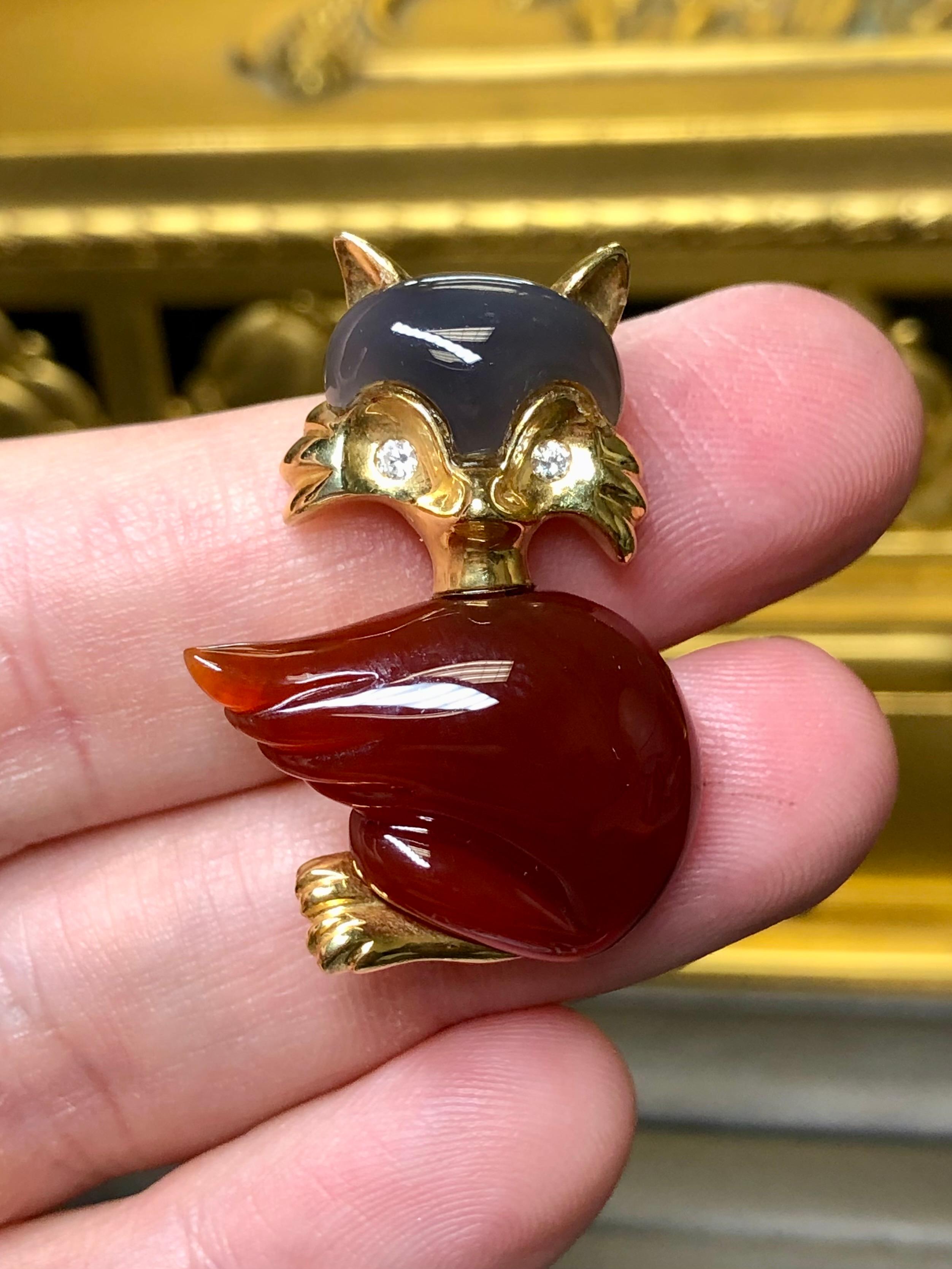 A lovely little fox brooch hand crafted in 18K yellow gold and set with carved In Good Condition For Sale In Winter Springs, FL