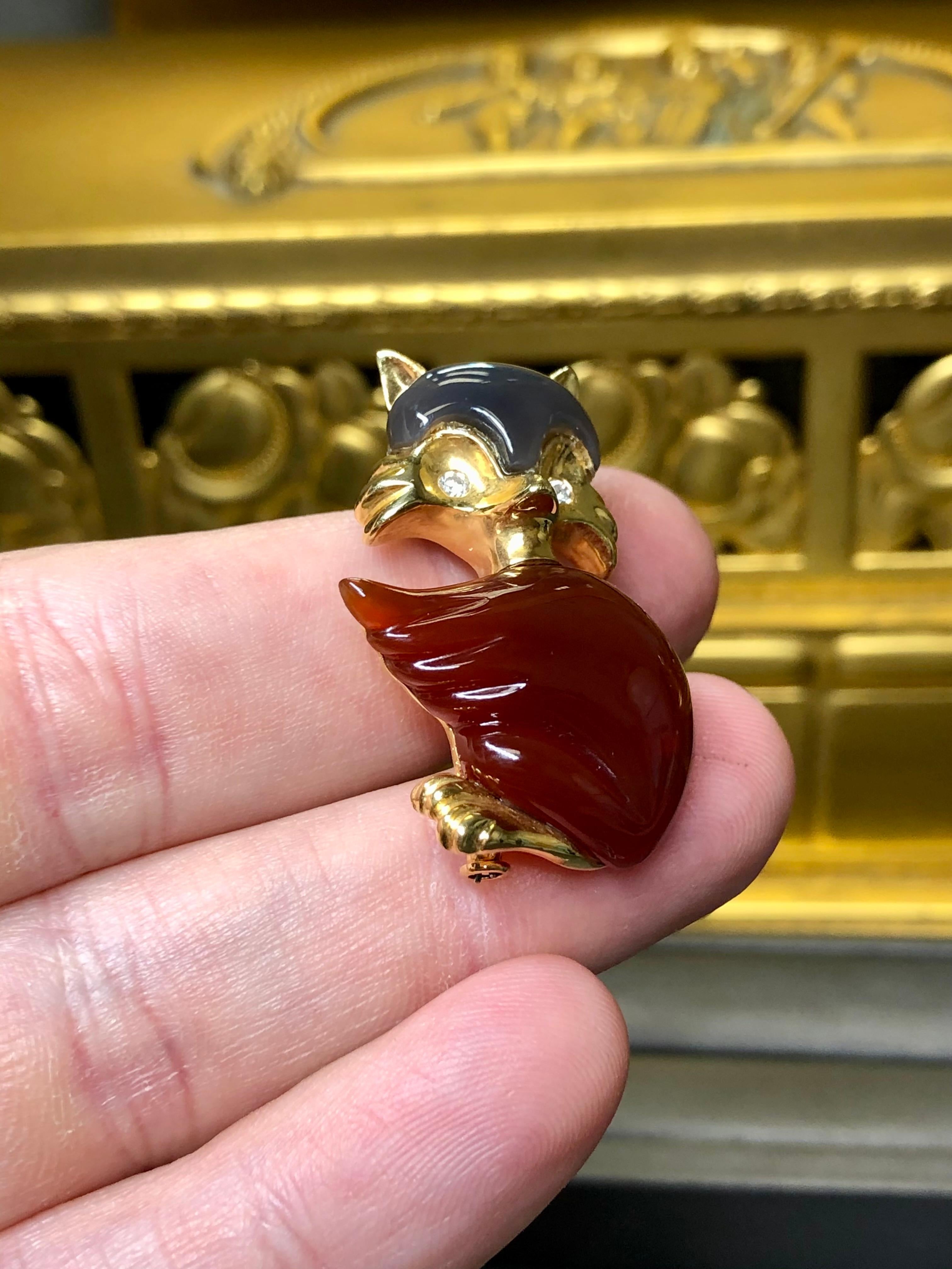 Women's or Men's A lovely little fox brooch hand crafted in 18K yellow gold and set with carved For Sale