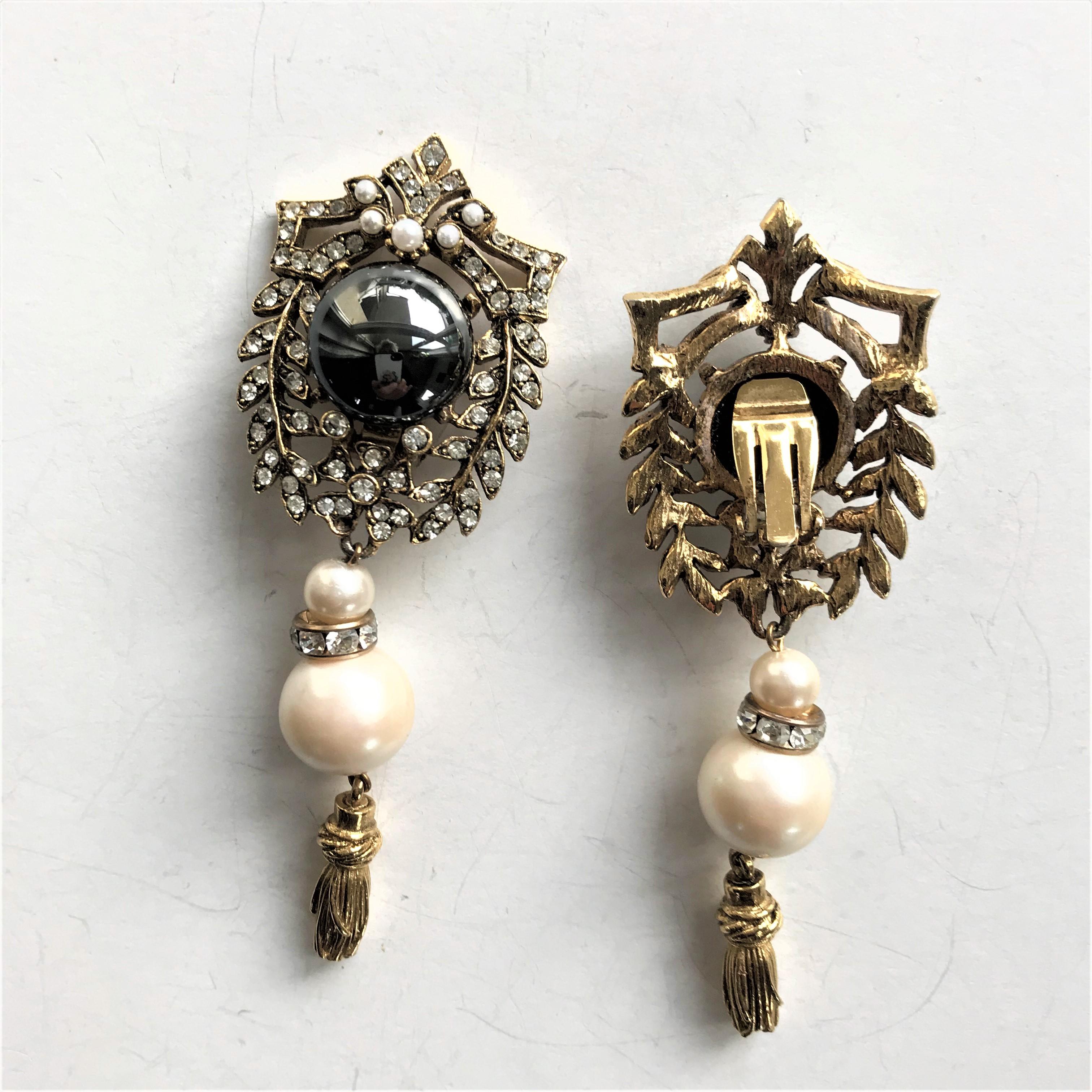 A lovely long pair ear clips with rhinestones, pearl and tassel In Excellent Condition In Stuttgart, DE