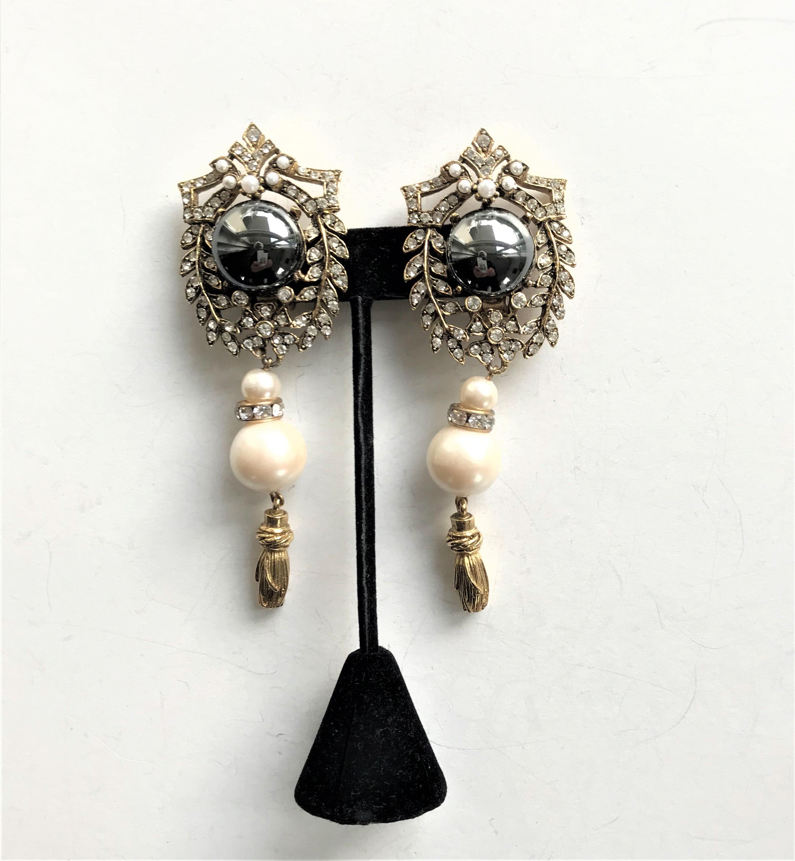 Women's A lovely long pair ear clips with rhinestones, pearl and tassel