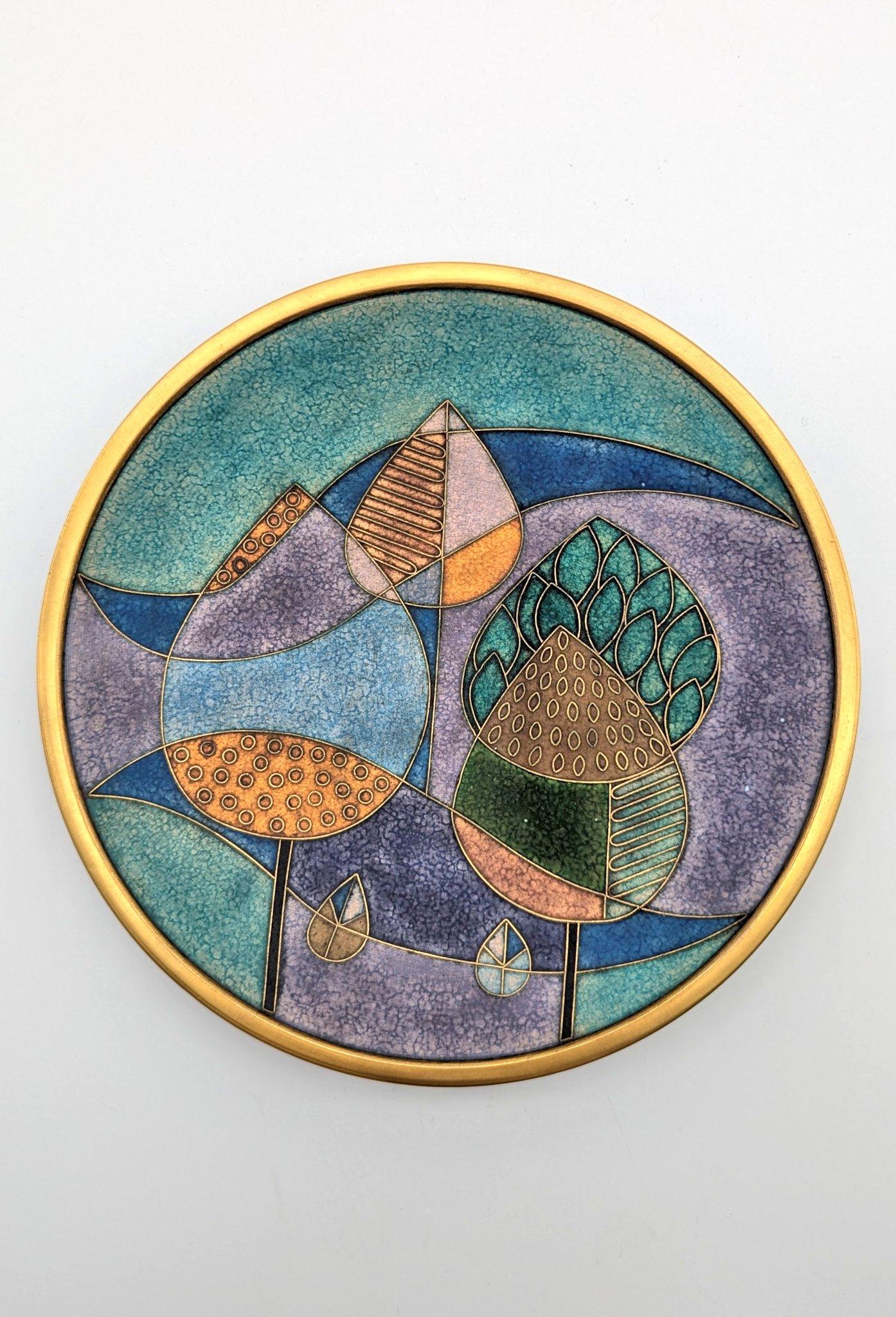 Precioso videopoche de esmalte mate de Käthe Ruckenbrod, de hacia 1965. Käthe Ruckenbrod nació en 1905 en Pforzheim. Estudió en la escuela de artes decorativas de su ciudad natal y estableció su propio taller como orfebre y esmaltadora en