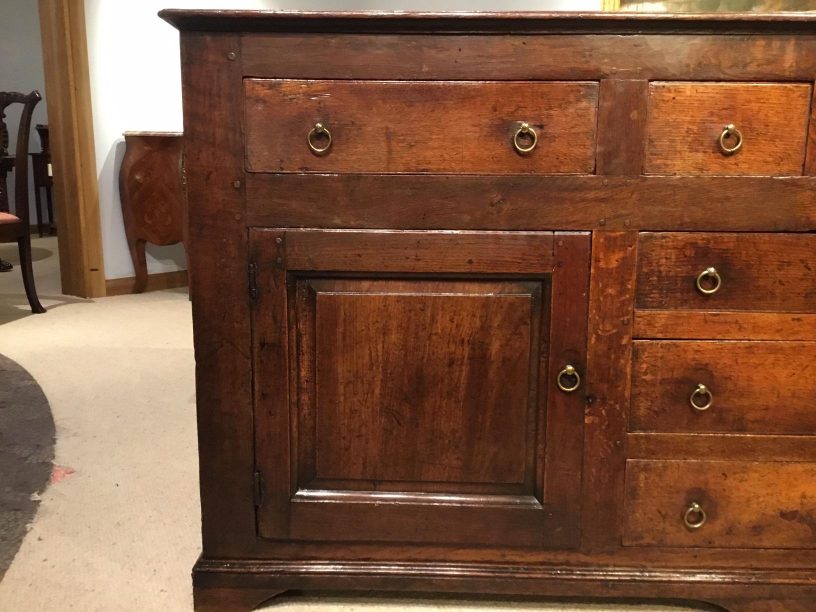 Lovely Oak Mid-18th Century Antique Dresser Base In Good Condition In Darwen, GB