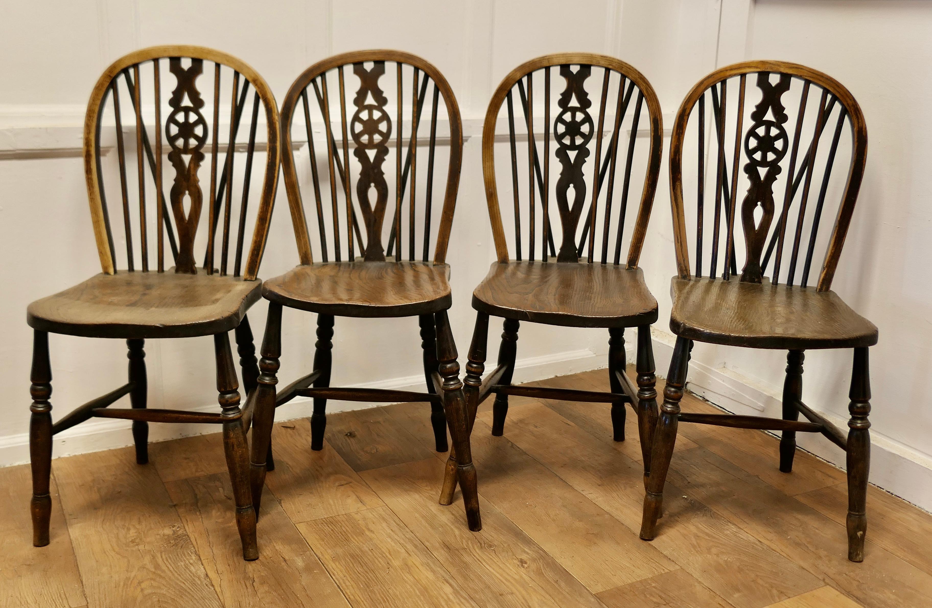 A Lovely Old Set of 4 Ash & Elm Wheel Back Windsor Kitchen Chairs    In Good Condition In Chillerton, Isle of Wight