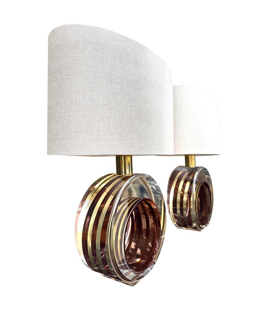 Una bella coppia di lampade italiane anni '70 in ottone e lucite color bronzo rosato di Romeo Rega in vendita 4