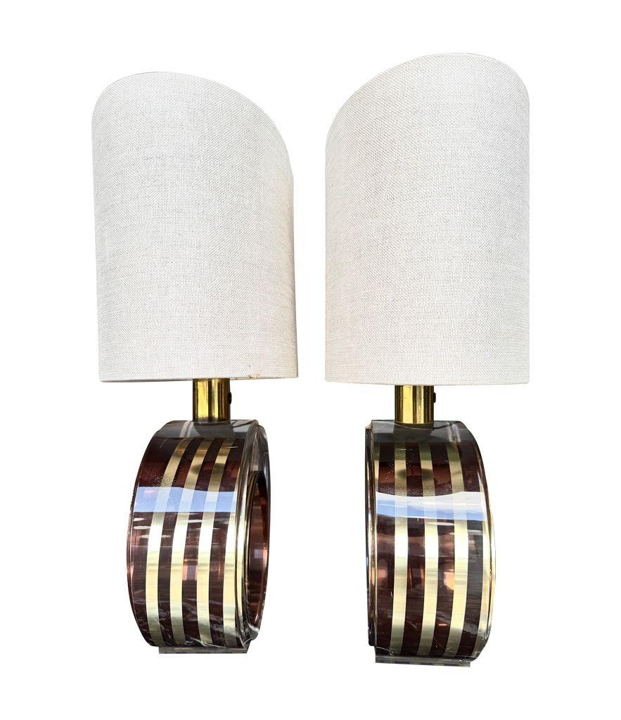 Una bella coppia di lampade italiane anni '70 in ottone e lucite color bronzo rosato di Romeo Rega in vendita 5
