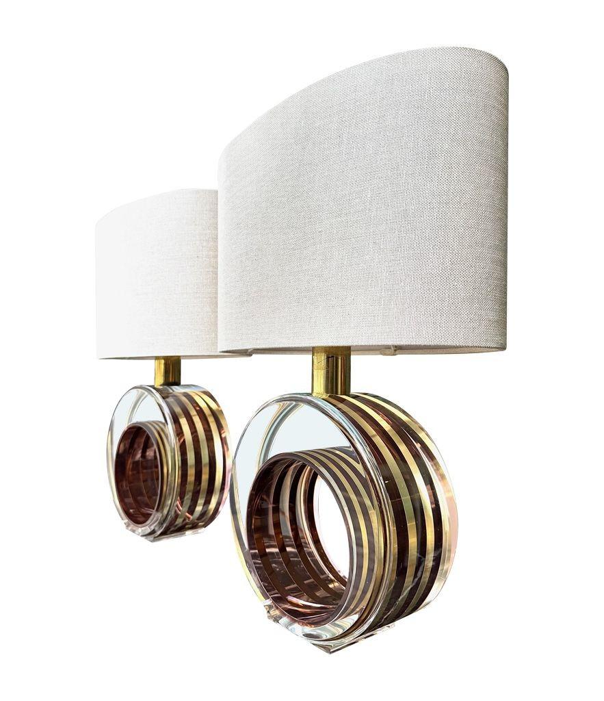 Una bella coppia di lampade italiane anni '70 in ottone e lucite color bronzo rosato di Romeo Rega in vendita 6
