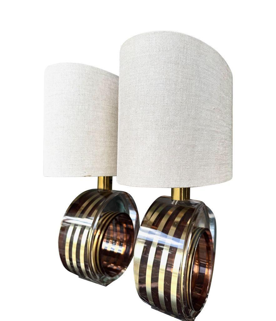 Una bella coppia di lampade italiane anni '70 in ottone e lucite color bronzo rosato di Romeo Rega in vendita 7