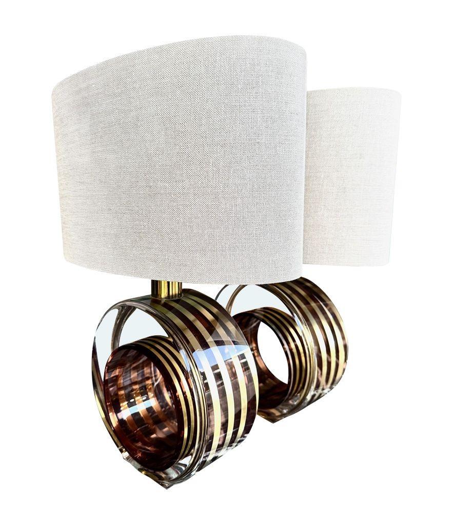 Una bella coppia di lampade italiane anni '70 in ottone e lucite color bronzo rosato di Romeo Rega in vendita 8