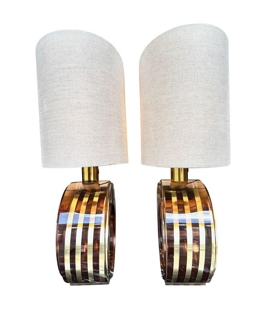 Una bella coppia di lampade italiane anni '70 in ottone e lucite color bronzo rosato di Romeo Rega in vendita 9