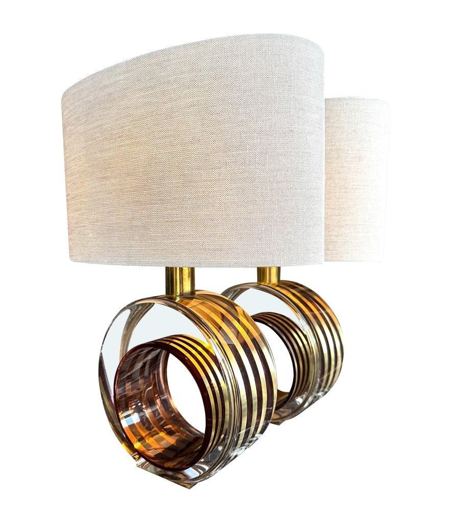 Una bella coppia di lampade italiane anni '70 in ottone e lucite color bronzo rosato di Romeo Rega in vendita 10