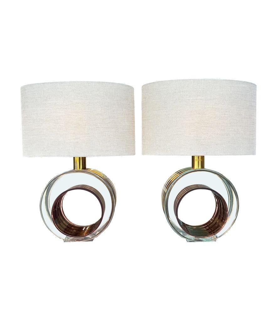 Italiano Una bella coppia di lampade italiane anni '70 in ottone e lucite color bronzo rosato di Romeo Rega in vendita