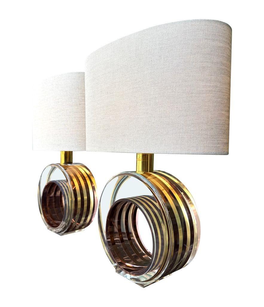 Una bella coppia di lampade italiane anni '70 in ottone e lucite color bronzo rosato di Romeo Rega In condizioni buone in vendita a London, GB