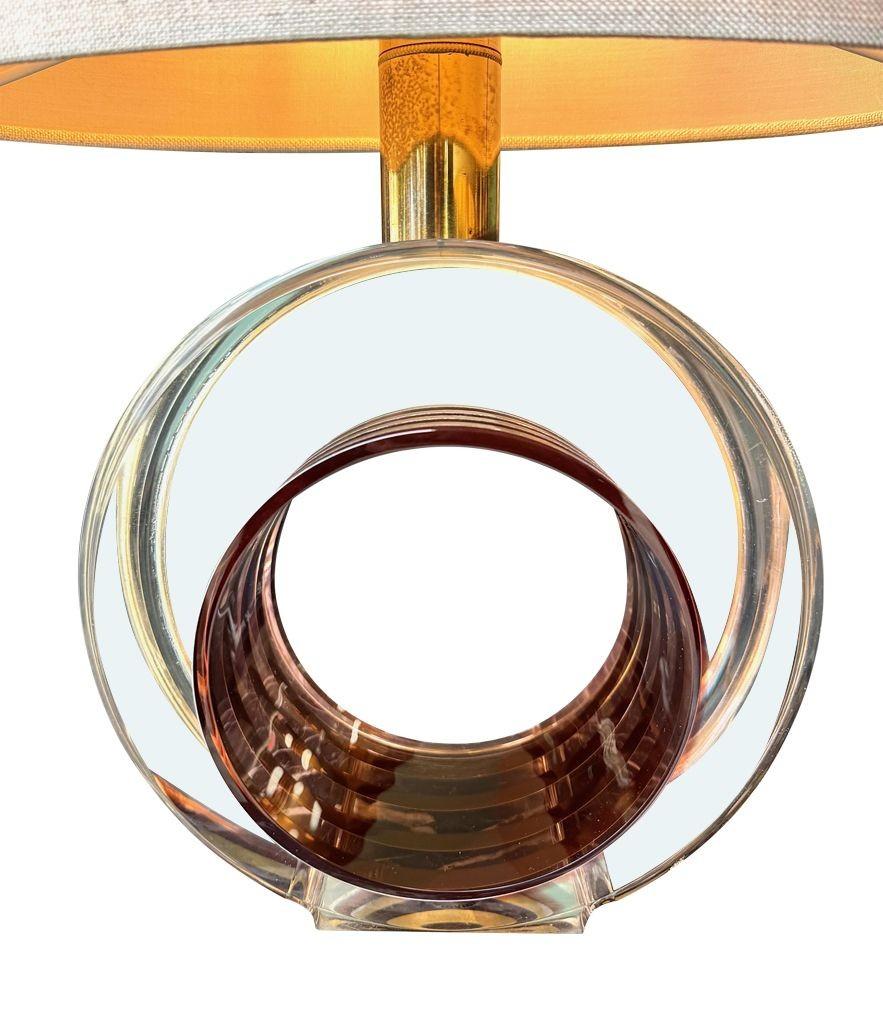 Fine XX secolo Una bella coppia di lampade italiane anni '70 in ottone e lucite color bronzo rosato di Romeo Rega in vendita
