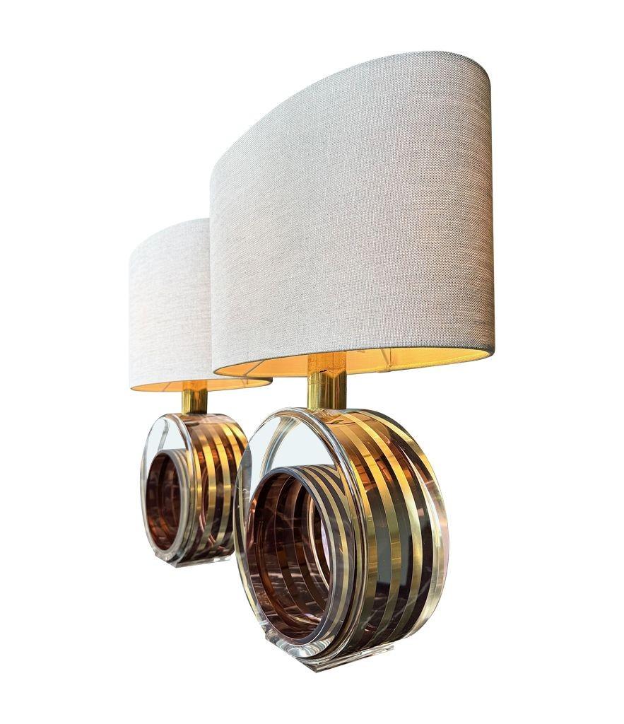 Ottone Una bella coppia di lampade italiane anni '70 in ottone e lucite color bronzo rosato di Romeo Rega in vendita