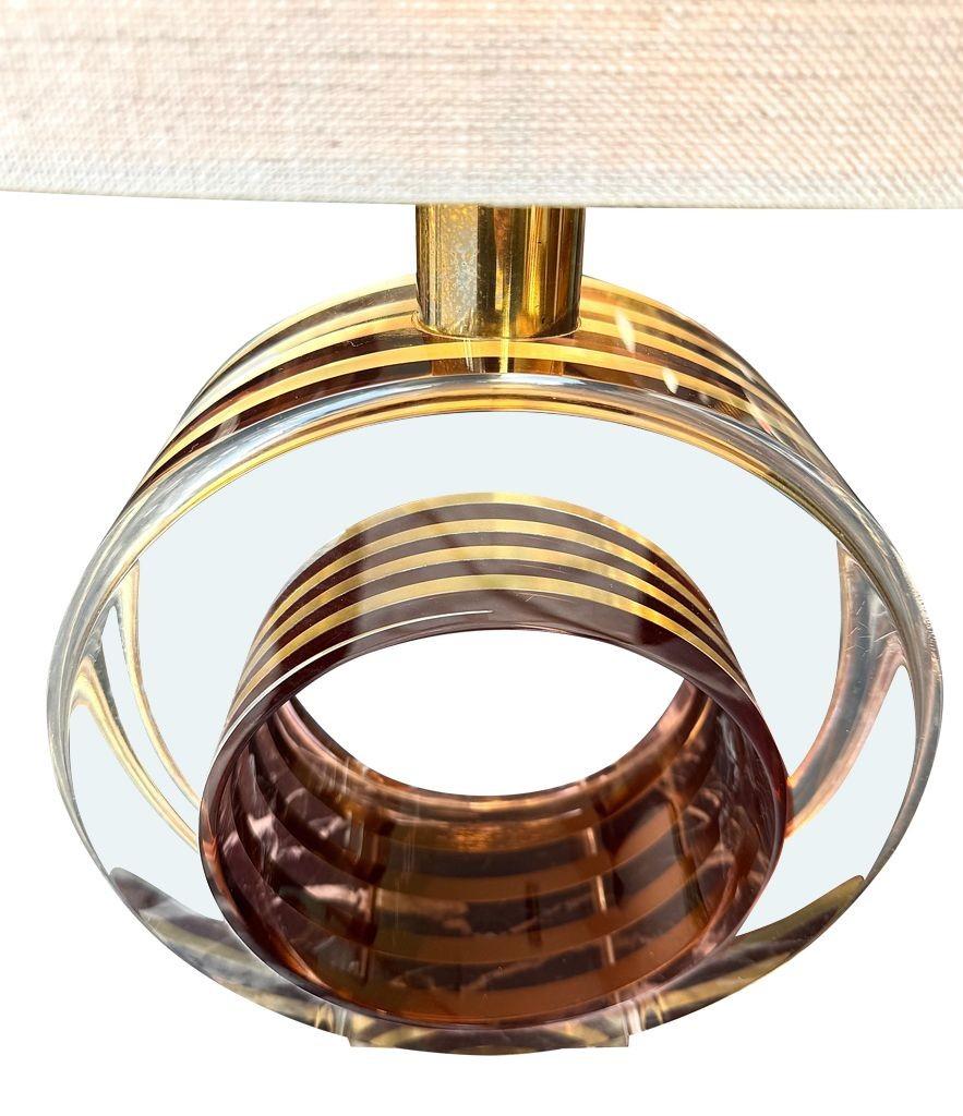 Una bella coppia di lampade italiane anni '70 in ottone e lucite color bronzo rosato di Romeo Rega in vendita 1