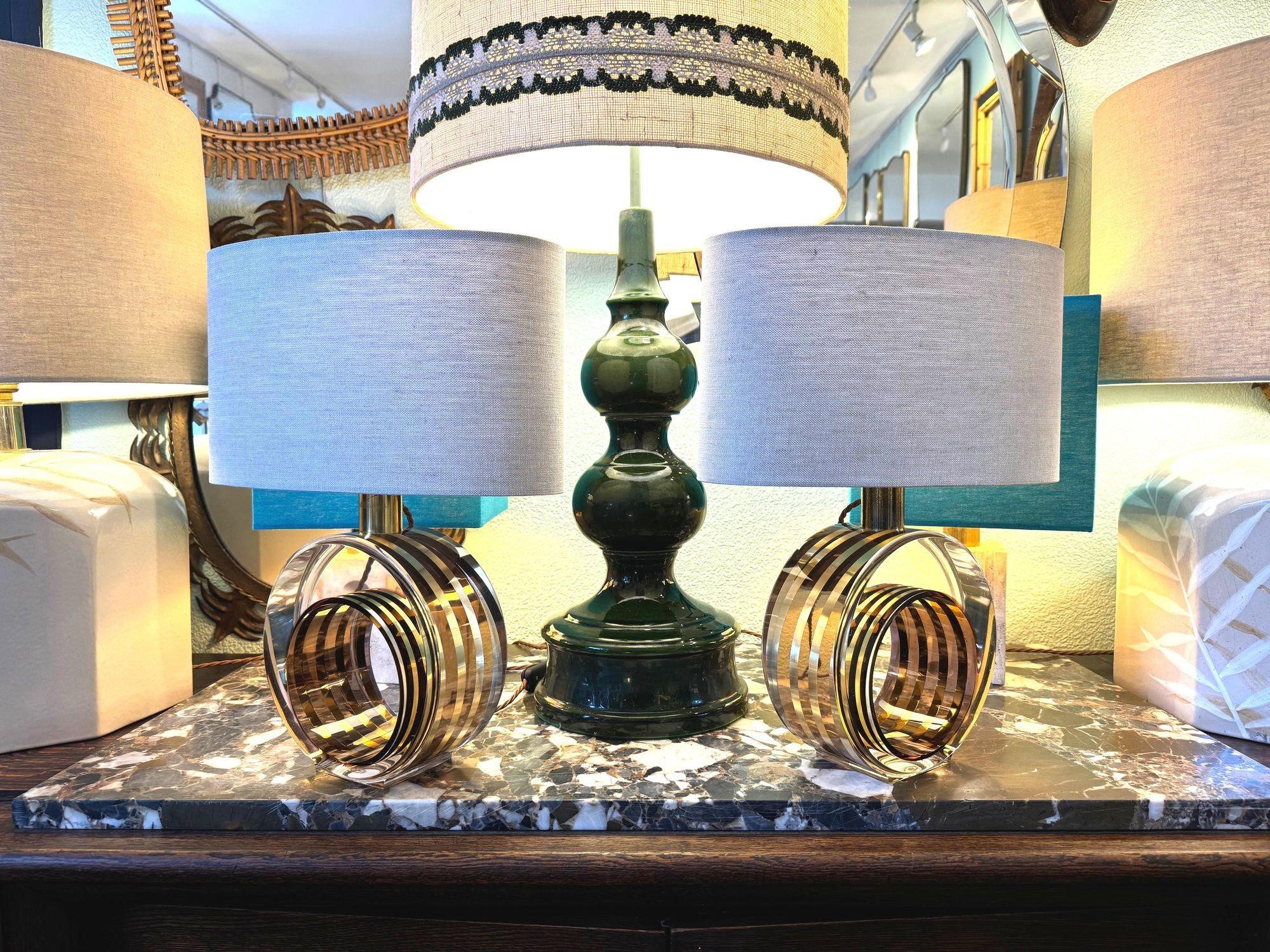 Una bella coppia di lampade italiane anni '70 in ottone e lucite color bronzo rosato di Romeo Rega in vendita 2