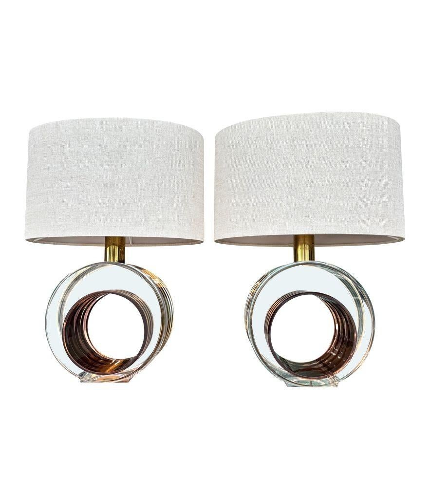 Una bella coppia di lampade italiane anni '70 in ottone e lucite color bronzo rosato di Romeo Rega in vendita 3