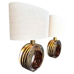Una bella coppia di lampade italiane anni '70 in ottone e lucite color bronzo rosato di Romeo Rega
