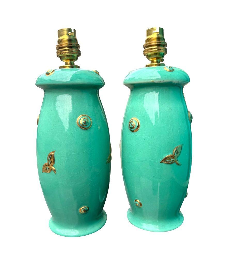 Britannique Une belle paire de lampes en Staffordshire des années 1930 par Clarice Cliff en vente