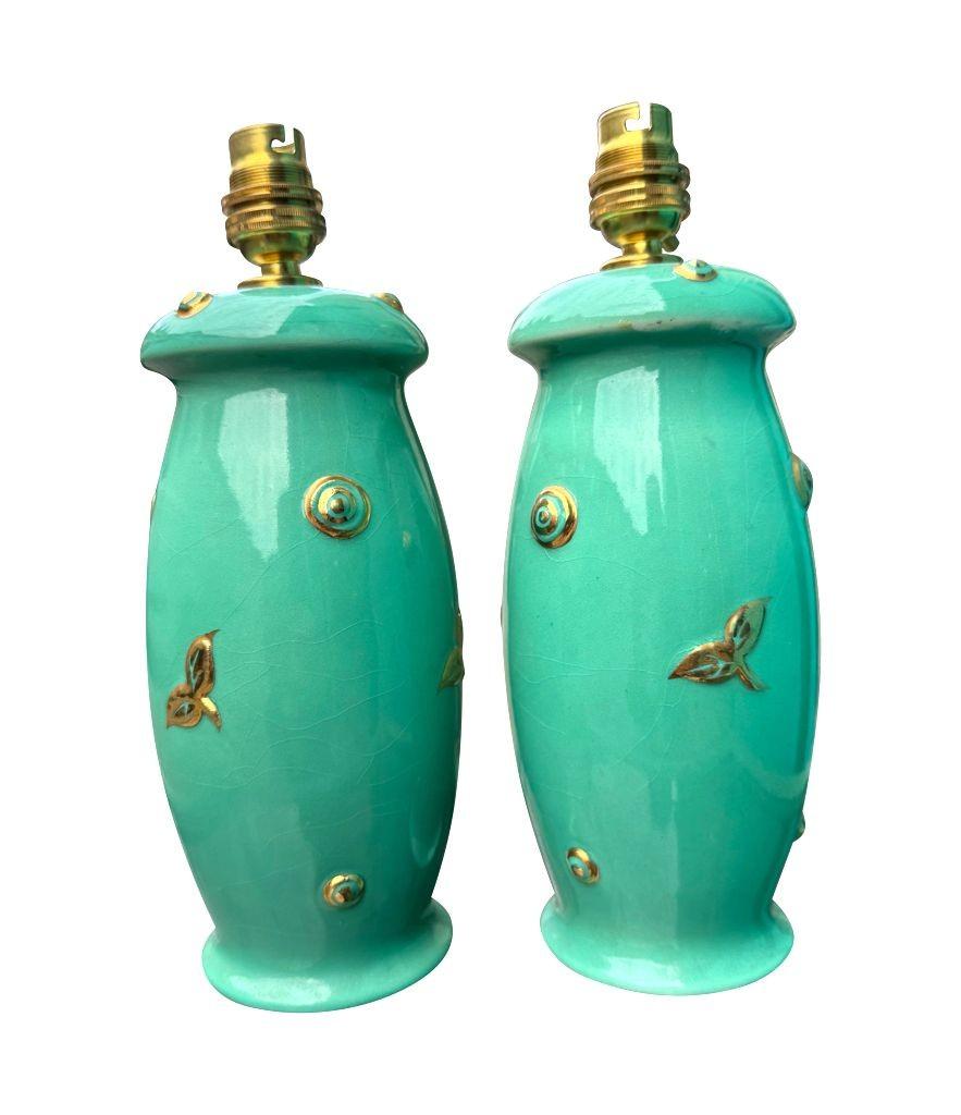 Une belle paire de lampes en Staffordshire des années 1930 par Clarice Cliff en vente 2